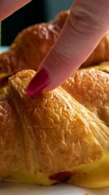 Yumurta, Avokado ve somonla yapılmış lezzetli kruvasan sandviçi geleneksel Fransız mutfağı, Fransa kahvesi, sabah kahvaltısı menüsü. - Evet. Yüksek kalite 4k görüntü