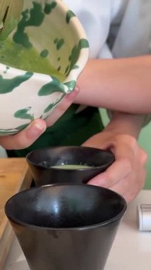 Matcha latte baştan sona, adım adım, pahalı ve profesyonel bir ürünle yapılıyor. Matcha, güzel, yeşil, beyaz bir renk içiyor. Yüksek kalite 4k görüntü
