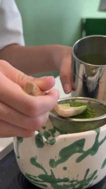Matcha latte baştan sona, adım adım, pahalı ve profesyonel bir ürünle yapılıyor. Matcha, güzel, yeşil, beyaz bir renk içiyor. Yüksek kalite 4k görüntü