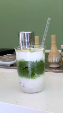 Matcha latte baştan sona, adım adım, pahalı ve profesyonel bir ürünle yapılıyor. Matcha, güzel, yeşil, beyaz bir renk içiyor. Yüksek kalite 4k görüntü