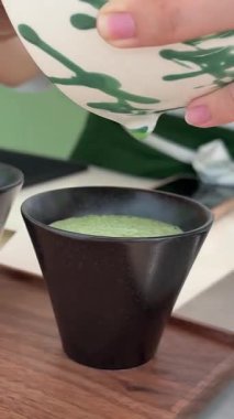 Tahta bir tepside servis edilen geleneksel bir Beyaz Restoran 'da üç çeşit kibrit, buzun içine çok lezzetli bir içecek koyar. Yüksek kalite 4k görüntü