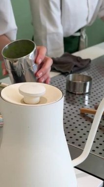 Geleneksel çay seremonisi ortamında ahşap bir tepside sunulan üç kase canlı yeşil kibrit kutusu ile güzel bir eşleşen çay seti. - Evet. Yüksek kalite 4k görüntü