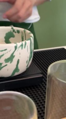 Mutfak terazilerinizi tartın. Uygun içecek sanatı eğitimi hazırlayın. Yüksek kalite 4k görüntü