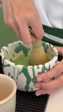 Kibritçi, organik yeşil kibrit tozu. Matcha 'yla geleneksel Bambu kaşığı. - Evet. Yüksek kalite 4k görüntü