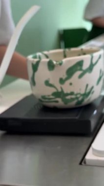 Matcha latte baştan sona, adım adım, pahalı ve profesyonel bir ürünle yapılıyor. Matcha, güzel, yeşil, beyaz bir renk içiyor. Yüksek kalite 4k görüntü