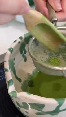 Matcha latte baştan sona, adım adım, pahalı ve profesyonel bir ürünle yapılıyor. Matcha, güzel, yeşil, beyaz bir renk içiyor. Yüksek kalite 4k görüntü