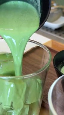 Tahta bir tepside servis edilen geleneksel bir Beyaz Restoran 'da üç çeşit kibrit, buzun içine çok lezzetli bir içecek koyar. Yüksek kalite 4k görüntü