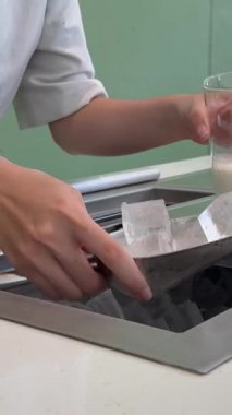 Matcha latte baştan sona, adım adım, pahalı ve profesyonel bir ürünle yapılıyor. Matcha, güzel, yeşil, beyaz bir renk içiyor. Yüksek kalite 4k görüntü