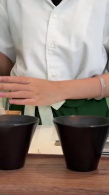 Geleneksel çay seremonisi ortamında ahşap bir tepside sunulan üç kase canlı yeşil kibrit kutusu ile güzel bir eşleşen çay seti. - Evet. Yüksek kalite 4k görüntü