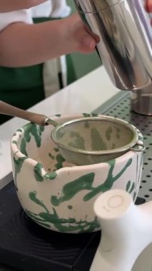 Matcha latte baştan sona, adım adım, pahalı ve profesyonel bir ürünle yapılıyor. Matcha, güzel, yeşil, beyaz bir renk içiyor. Yüksek kalite 4k görüntü