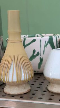 Matcha latte baştan sona, adım adım, pahalı ve profesyonel bir ürünle yapılıyor. Matcha, güzel, yeşil, beyaz bir renk içiyor. Yüksek kalite 4k görüntü