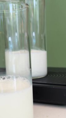 Kare buzu süt süt süt ürünlerinin içinde cam bardağa koyar. Yazın çocuklar için kalsiyum kalsiyum faydaları. Yüksek kalite 4k görüntü