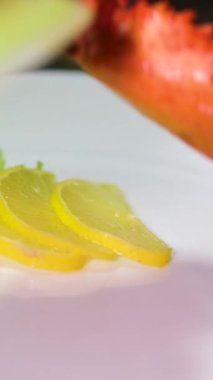 Limon dilimleri, domates dilimleri ve marullu bölünmüş ıstakoz. Yüksek kalite 4k görüntü