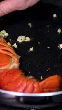 Lanet yengeç tavada kızarıyor. Hafif kızarmış yengeç kaynar yağda eriyor. Yengeç Hazırlığı. Deniz ürünleri. Yüksek kalite 4k görüntü