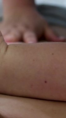 Rahatlatıcı bir masaj terapisi sahnesi. Terapist nazikçe hastalar üzerinde çalışır. Sakinleştirici bir ortamda rahatlamayı ve stres atmayı teşvik eder. Yüksek kalite 4k görüntü