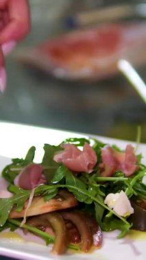 Taze salata sebzelerinin yakın plan çekimi bir tabakta güzelce düzenleniyor - 4K. Yüksek kalite 4k görüntü