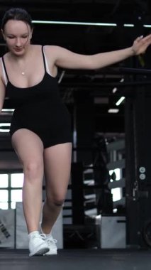 Atletik kadın dışarıda spor yapmak için çömelmeye çalışıyor. Enerjik sporcu kadın şehir basamaklarında güç antrenmanı yapıyor. Yüksek kalite 4k görüntü