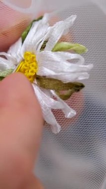 Çiçekçi desenli bir peçe kendi elleriyle orta yaşlı manken kadına düğün çelengi yapar. Yüksek kalite 4k görüntü