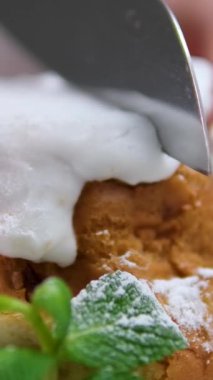 Şekerli çörekleri büyük, lezzetli romlu, romlu, naneli, şekerli şekerlemeleri kes. Yüksek kalite 4k görüntü