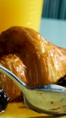 Kruvasan ve meyveli kahvaltı masası. Kruvasan çilek suyu