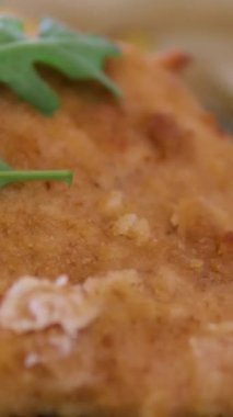 Balık kroketleri balık şekilli balık nuggetlar fast food taze lezzetli gurme yemek arkaplanı masa kırsal gıdalar üst görünüm fotokopi alanı. Patatesli pirzola