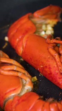 Lokanta mutfağında ızgara ıstakoz pişiriyorum. Yakın plan çekim. Yüksek kalite 4k görüntü