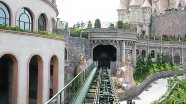 Vietnam Danang Altın Köprüsü, Güneş Dünyası Ba Na Hills eğlence parkında, bir yaz öğleden sonra siste turistlerle. Da Nang, Vietnam. Yüksek kalite 4k görüntü