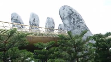 Vietnam Danang Altın Köprüsü, Güneş Dünyası Ba Na Hills eğlence parkında, bir yaz öğleden sonra siste turistlerle. Da Nang, Vietnam. Yüksek kalite 4k görüntü