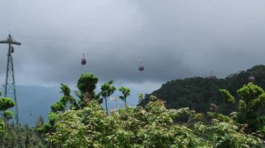Vietnam Danang Altın Köprüsü, Güneş Dünyası Ba Na Hills eğlence parkında, bir yaz öğleden sonra siste turistlerle. Da Nang, Vietnam. Yüksek kalite 4k görüntü