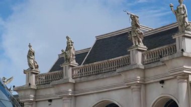 Vietnam Danang Altın Köprüsü, Güneş Dünyası Ba Na Hills eğlence parkında, bir yaz öğleden sonra siste turistlerle. Da Nang, Vietnam. Yüksek kalite 4k görüntü