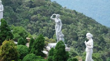 Vietnam Danang Altın Köprüsü, Güneş Dünyası Ba Na Hills eğlence parkında, bir yaz öğleden sonra siste turistlerle. Da Nang, Vietnam. Yüksek kalite 4k görüntü