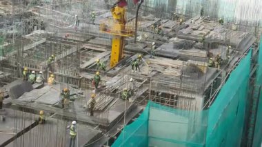 Vietnam Danang Altın Köprüsü, Güneş Dünyası Ba Na Hills eğlence parkında, bir yaz öğleden sonra siste turistlerle. Da Nang, Vietnam. Yüksek kalite 4k görüntü