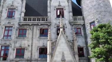 Vietnam Danang Altın Köprüsü, Güneş Dünyası Ba Na Hills eğlence parkında, bir yaz öğleden sonra siste turistlerle. Da Nang, Vietnam. Yüksek kalite 4k görüntü