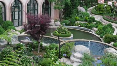 Vietnam Danang Altın Köprüsü, Güneş Dünyası Ba Na Hills eğlence parkında, bir yaz öğleden sonra siste turistlerle. Da Nang, Vietnam. Yüksek kalite 4k görüntü