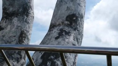 Vietnam Danang Altın Köprüsü, Güneş Dünyası Ba Na Hills eğlence parkında, bir yaz öğleden sonra siste turistlerle. Da Nang, Vietnam. Yüksek kalite 4k görüntü