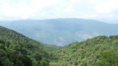 Vietnam Danang Altın Köprüsü, Güneş Dünyası Ba Na Hills eğlence parkında, bir yaz öğleden sonra siste turistlerle. Da Nang, Vietnam. Yüksek kalite 4k görüntü