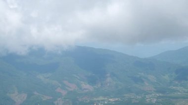 Vietnam Danang Altın Köprüsü, Güneş Dünyası Ba Na Hills eğlence parkında, bir yaz öğleden sonra siste turistlerle. Da Nang, Vietnam. Yüksek kalite 4k görüntü