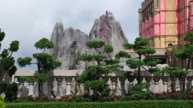 Vietnam Danang Altın Köprüsü, Güneş Dünyası Ba Na Hills eğlence parkında, bir yaz öğleden sonra siste turistlerle. Da Nang, Vietnam. Yüksek kalite 4k görüntü