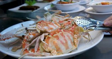 Filipinler 'de soyulan, parçalara ayrılan ve nafaka adı verilen mavi yengeçleri yiyen genç bir kadın. Yüksek kaliteli FullHD görüntüler