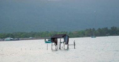 Vietnam 'daki Phu Quoc adasındaki balıkçı çiftliği. Fakir balıkçıların gerçek hayatı. Yüksek kalite 4k görüntü
