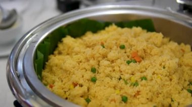 Sarı pirinç ve sebze, Endonezya geleneksel yemekleri. Yüksek kalite 4k görüntü