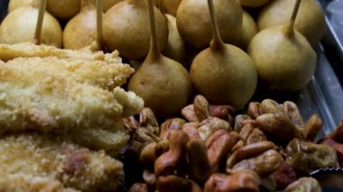 Taze soğan ve baharatlı kızarmış tofu. Çin 'de Sokak Yemeği. Tofu ya da Doufu fasulye püresi. Birçok Doğu Asya ve Güneydoğu Asya mutfağının geleneksel bileşeni. Tofu Çin kökenlidir. 