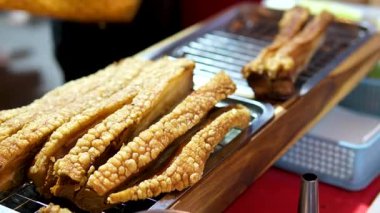 Lezzetli domuz eti dilimleri cızırdıyor, yüzeyi pırıl pırıl parlıyor ve domuz pirzolası gibi kızartıyorlar. Yüksek kalite 4k görüntü