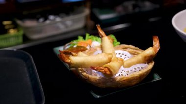 Lezzetli çıtır karides ve kremalı soslu börek. Yüksek kalite 4k görüntü