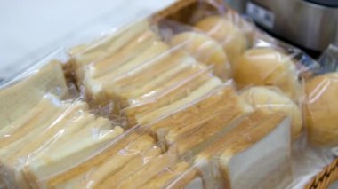 Fahrlander St.Pirmin tarafından koyu arka planda dilimlenmiş bir paket Brioche sandviçi - FRANKFURT, ALMANY - Mayıs 02, 2025. Yüksek kalite 4k görüntü