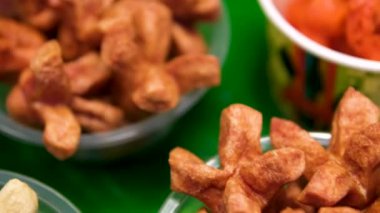 Ipoh 'taki Bentong Murukku dükkanında satılık plastik paketlerde ve şişelerde kıtır kıtır Hint usulü çıtır atıştırmalıklar var. Yüksek kalite 4k görüntü