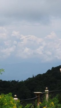 Vietnam Danang Altın Köprüsü, Güneş Dünyası Ba Na Hills eğlence parkında, bir yaz öğleden sonra siste turistlerle. Da Nang, Vietnam. Yüksek kalite 4k görüntü