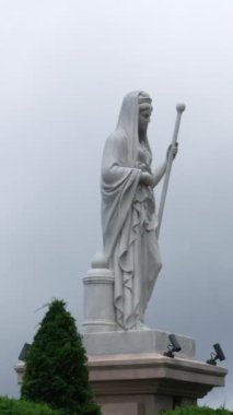 Vietnam Danang Altın Köprüsü, Güneş Dünyası Ba Na Hills eğlence parkında, bir yaz öğleden sonra siste turistlerle. Da Nang, Vietnam. Yüksek kalite 4k görüntü