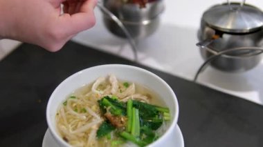 Asya çorbasına kırmızı biber ekle. Yüksek kalite 4k görüntü