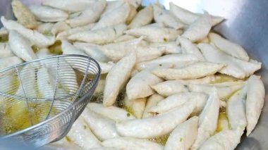 Soğanlı ve sebzeli kızarmış kalamar. Geleneksel Çin eti çerezleri. Çin sokak yemekleri. Sokak Barbeküsü. Asya sokak yemekleri. Asya mutfağı. Yüksek kalite 4k görüntü